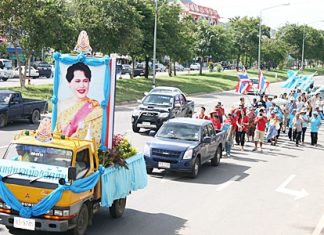 Organizers of Sattahip’s Ban Tao Tan anti-drug program hold a small parade to thank HM the Queen for supporting their cause.
